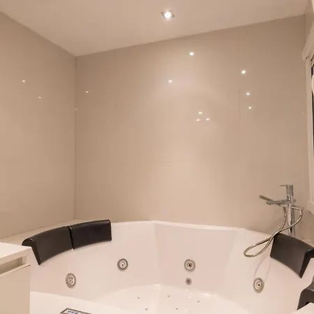 Luxury Family With Seaview And Jacuzzi Bathtub T48 Appartement